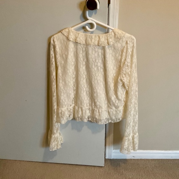 NWT American Eagle Lace Blouse cream colour size large. - Picture 2 of 6